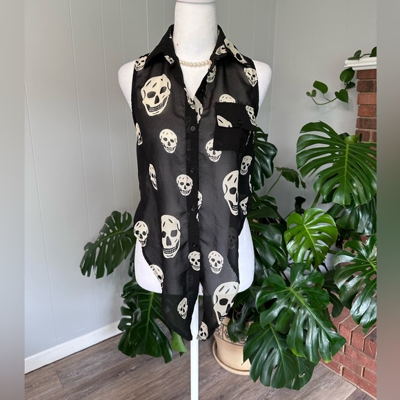 🛍️ Glam Dollz Black with white 💀 skulls button down shirt & ties bottom - Picture 7 of 7